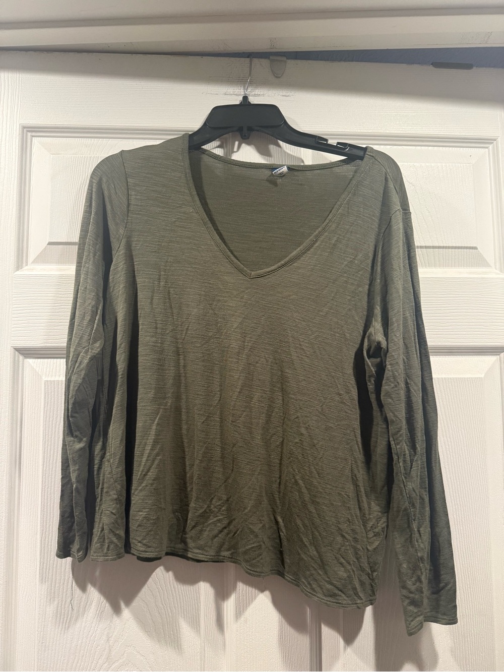 Old Navy Olive Green Long Sleeve V-Neck Tee. Size medium